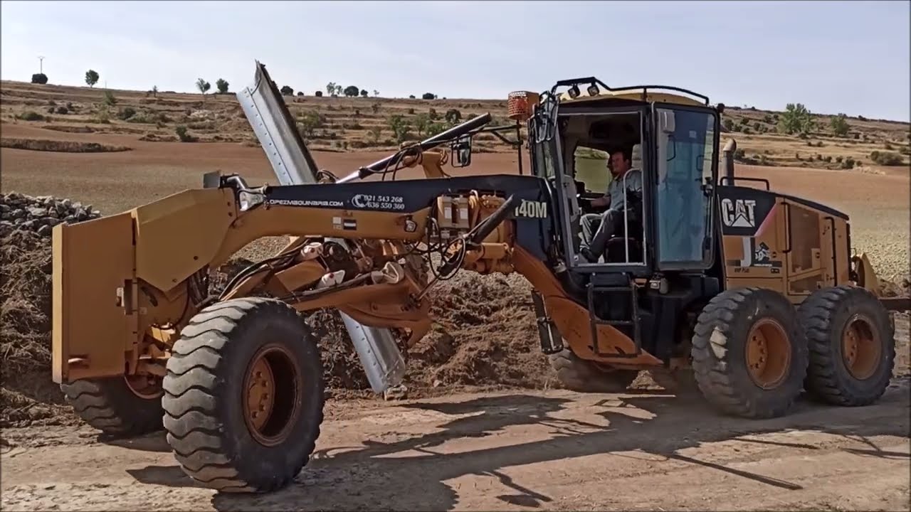 Juan Miguel  CAT140M Talud con Caterpillar