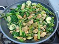 pechuga de pollo con vegetales verdes