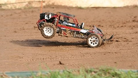 Tamiya Wild One vs Team Associated sc10b @ Canterbury race track.