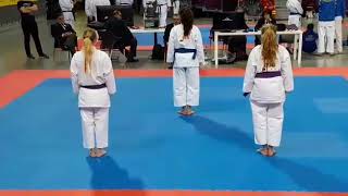 Selina läuft Nijushiho mit ihrem Team bei der 7. Fudokan Karate Weltmeisterschaft  in Cluj 2017