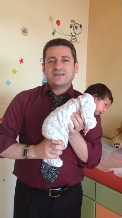 طريقة حمل البيبي التي تخفف من الألم و تسمح بخروج الغازات