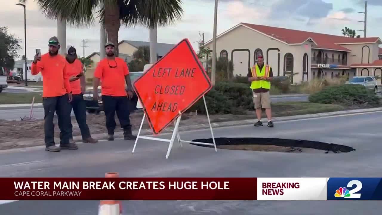 Water main break shuts down multiple lanes of Cape Coral Parkway - YouTube