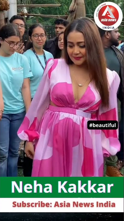 Neha spotted in town with her fans ☺️ #nehakakkar #fanslove #singer #fashion #bollywood