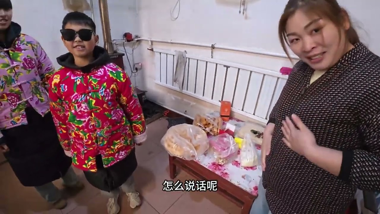 回老家打扫卫生，中午熬大白菜吃大锅饼闲聊家常，有说有笑真好