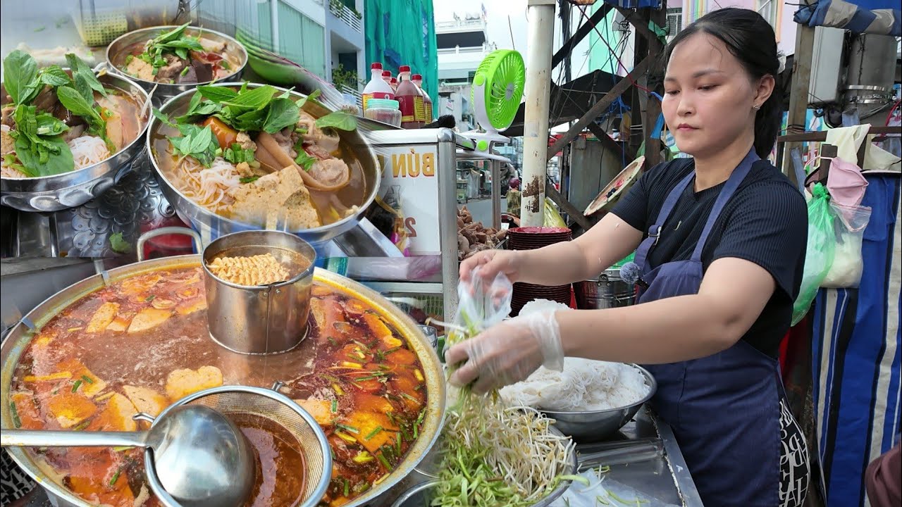 2 Chị gái bán 2 xe bún riêu rất hấp dẫn ở Long Xuyên