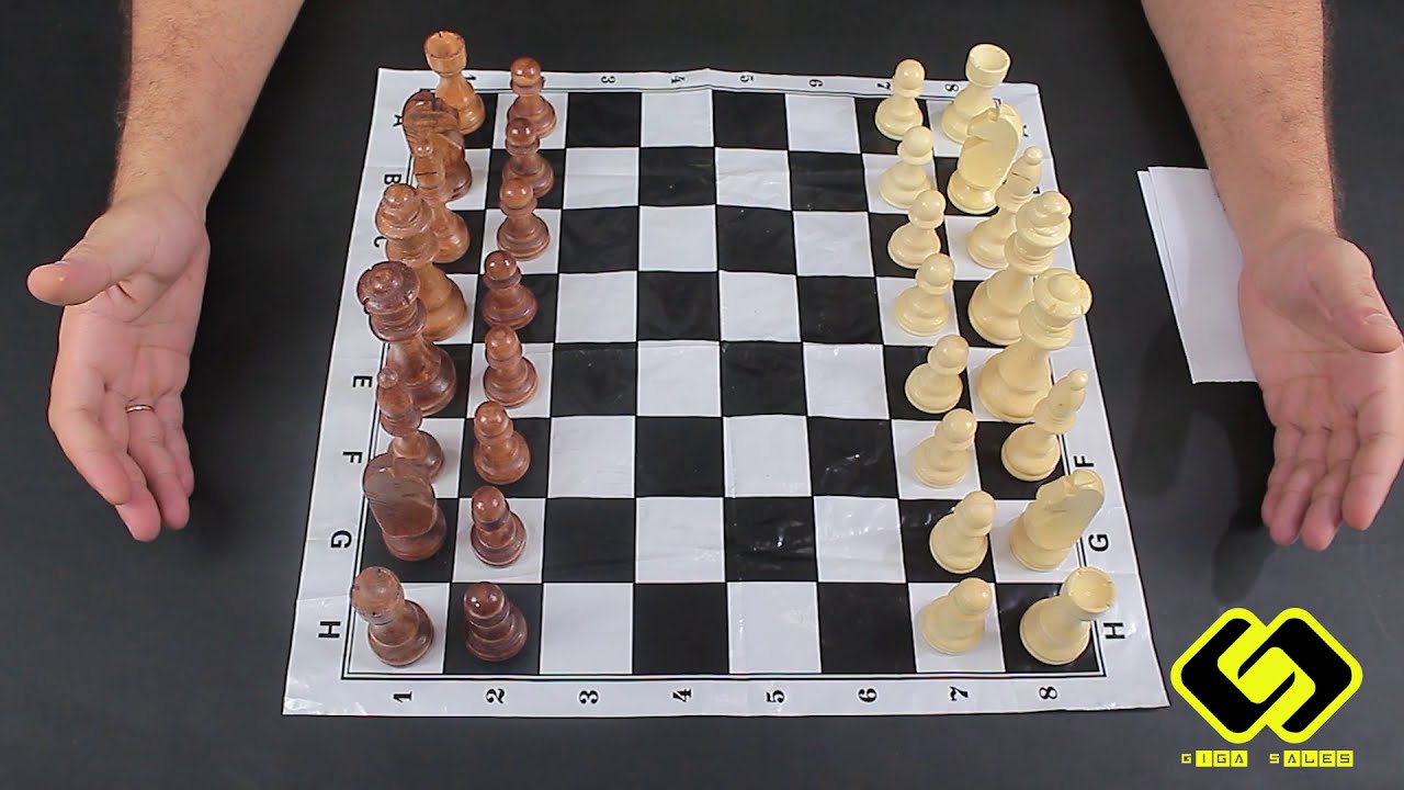 Peças de xadrez de madeira branca dispostas no tabuleiro de xadrez