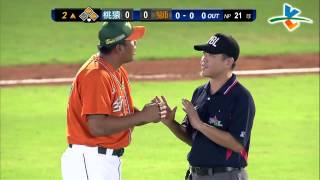 20130912 CPBL 猿VS獅 2上 李育儒球漏了出來 造成第二動作與否的爭議