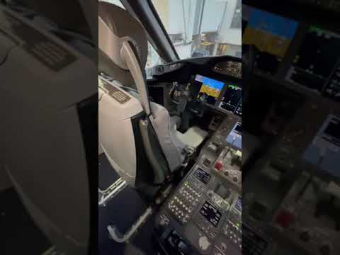 قمرة القيادة لطائرة B787 Cockpit Aircraft B787 