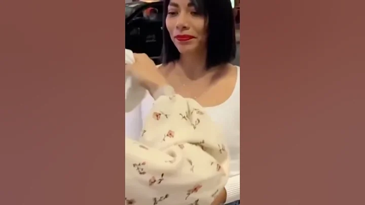 This girl tried hijab for the first time and she loved it! Mashallah she looks beautiful in hijab❤️