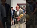 Luis de la Fuente visita la redacción de AS con la copa del mundo #shorts