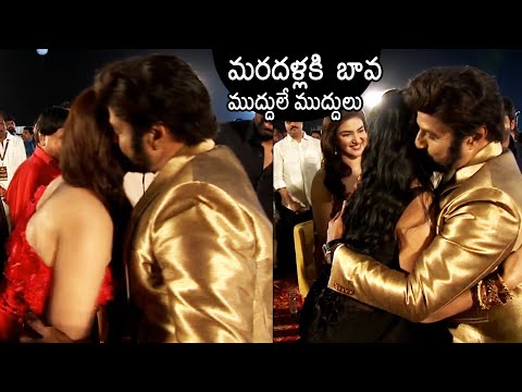 Balakrishna Kissed Chandrika Ravi & Honey Rose At Veera Simha Reddy Pre Release Event | News Buzz