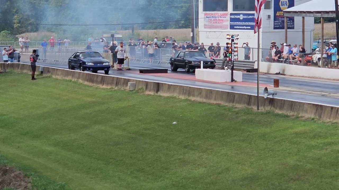 Ford Mustang vs Ford Mustang 1/8 mile drag race