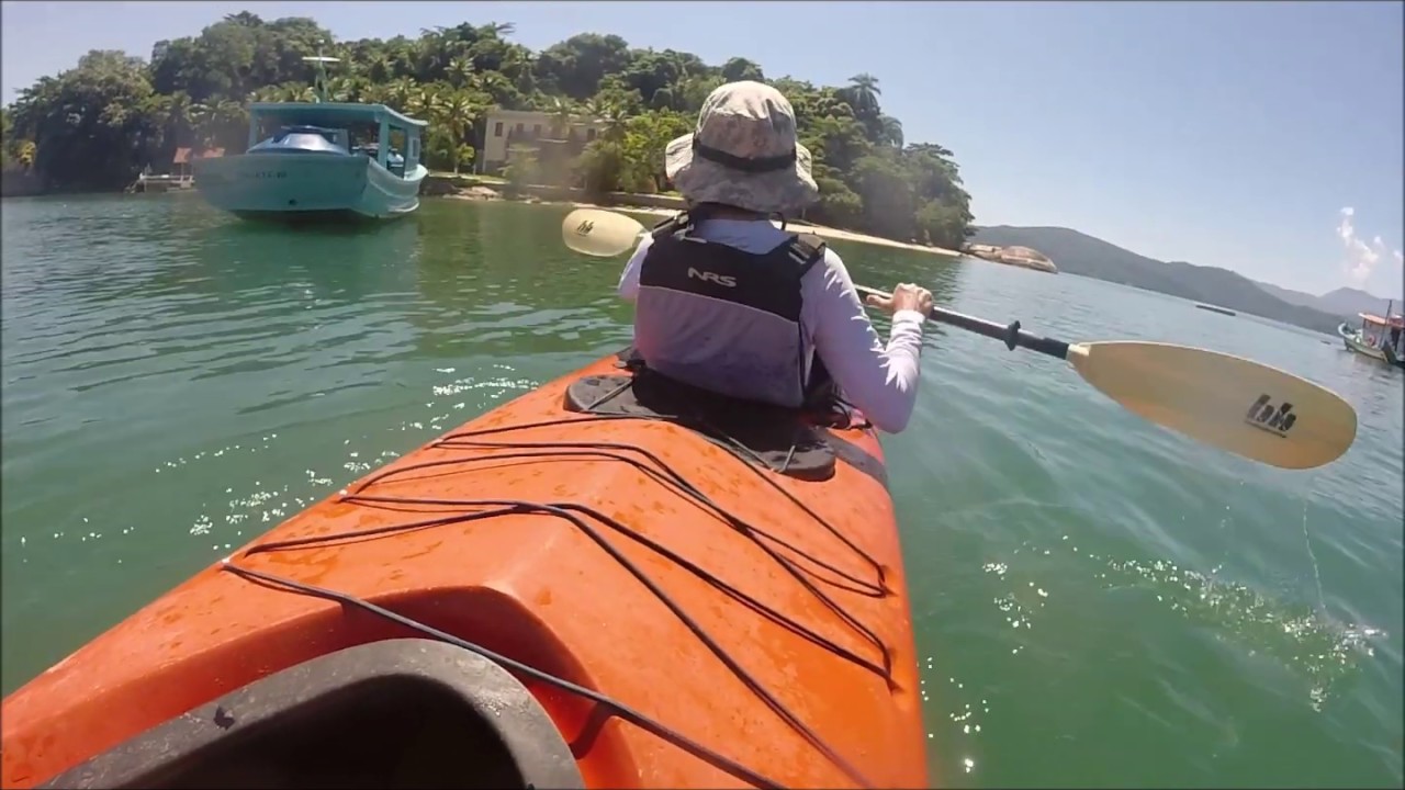 Kayak na baia de Paraty com Mary, RJ Brasil paseo de kayak en