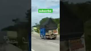 truk Wahyu abadi oleng di jalan tol 🤙 screenshot 1