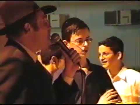 מיכאל שטרייכר מופיע בקעמפ חמד בשנת תש"ס | 1999