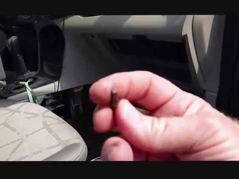 Video: Làm thế nào để bạn đổ một cái tản nhiệt Ford Fiesta?