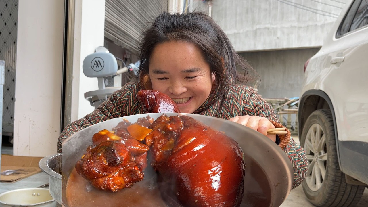 5块钱一碗的猪脚饭，你就说值不值，苗大姐硬是干掉一个脚