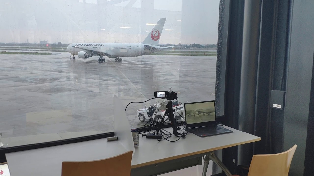 Relaxing airport great streaming location Itami Airport a350 preis