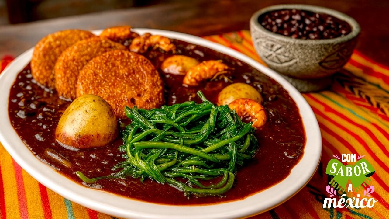 EXQUISITOS ROMERITOS CON MOLE Y TORTITAS DE CAMARÓN