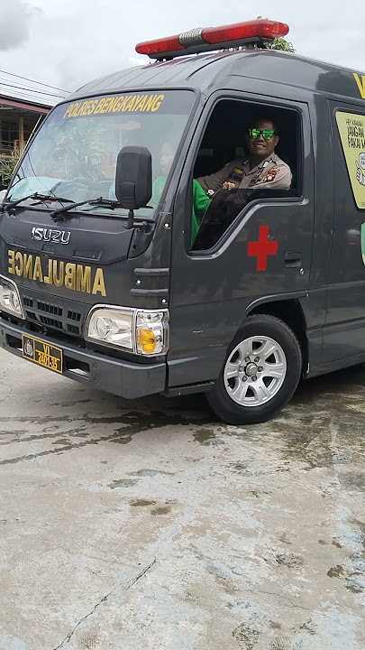 Ambulan dari Polres Bengkayang, melayani... Pengantaran Jenazah Pdt. Jimin. Terima kasih.