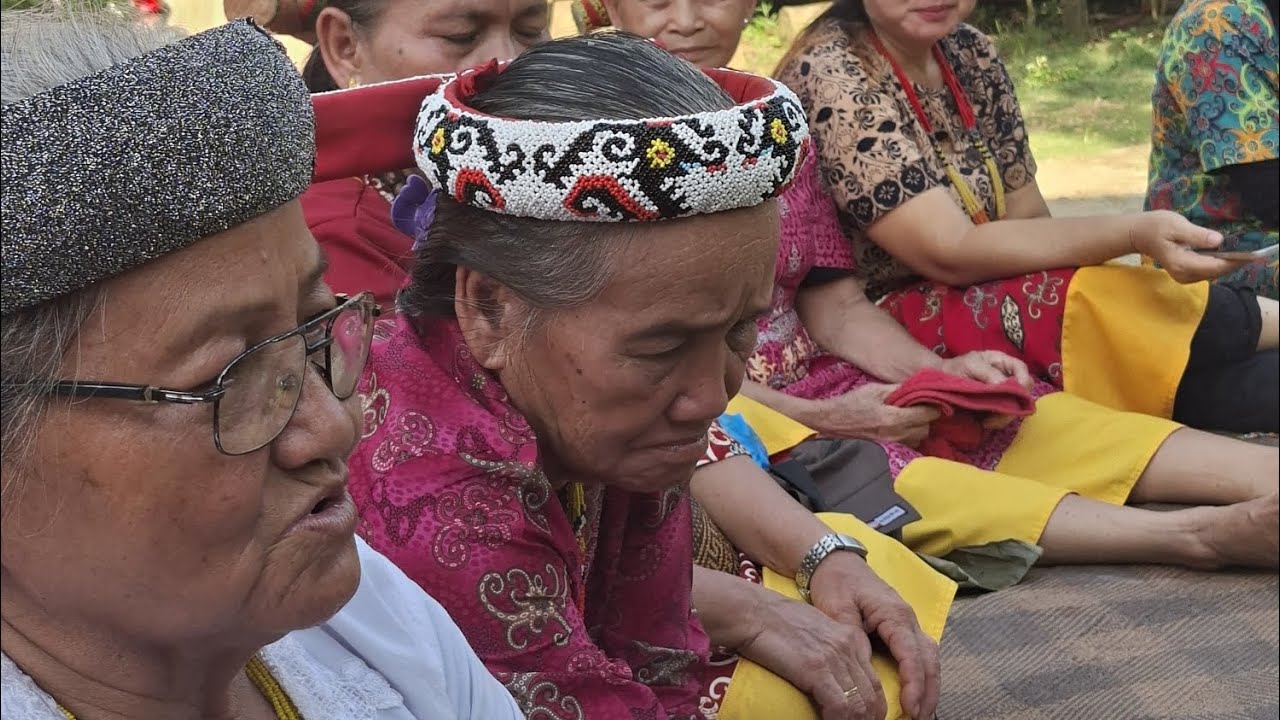 TARIAN SANG MAESTRO DAYAK GIRL YANG DIBAWAKAN OLEH NENEK INTAN ATAU BIASA DIPANGGIL NENEK OMPONG 