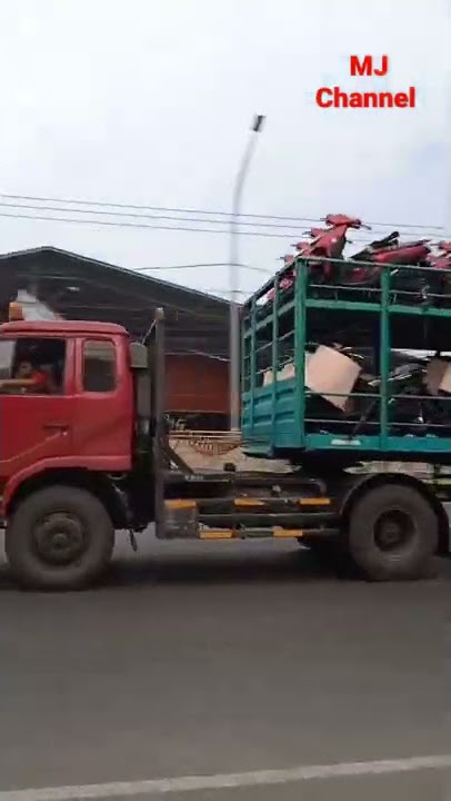 Truk Trailer Membawa Sepeda Motor