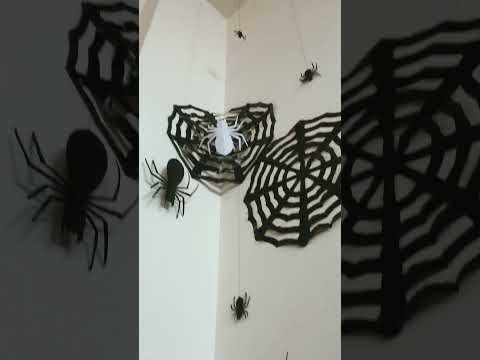 Make trash bag spider web and creepy arachnids to invade Halloween for less than $1 #diy #halloween