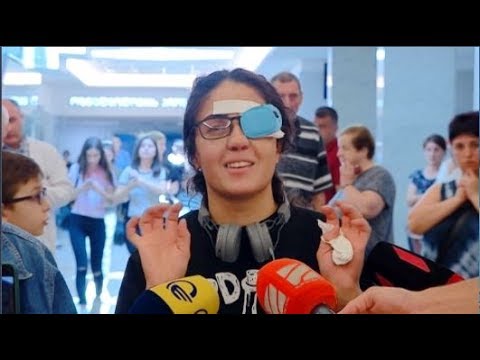 18 წლის მაკო გომური, რომელმაც დარბევისას თვალი დაკარგა,  საავადმყოფოდან გაწერეს