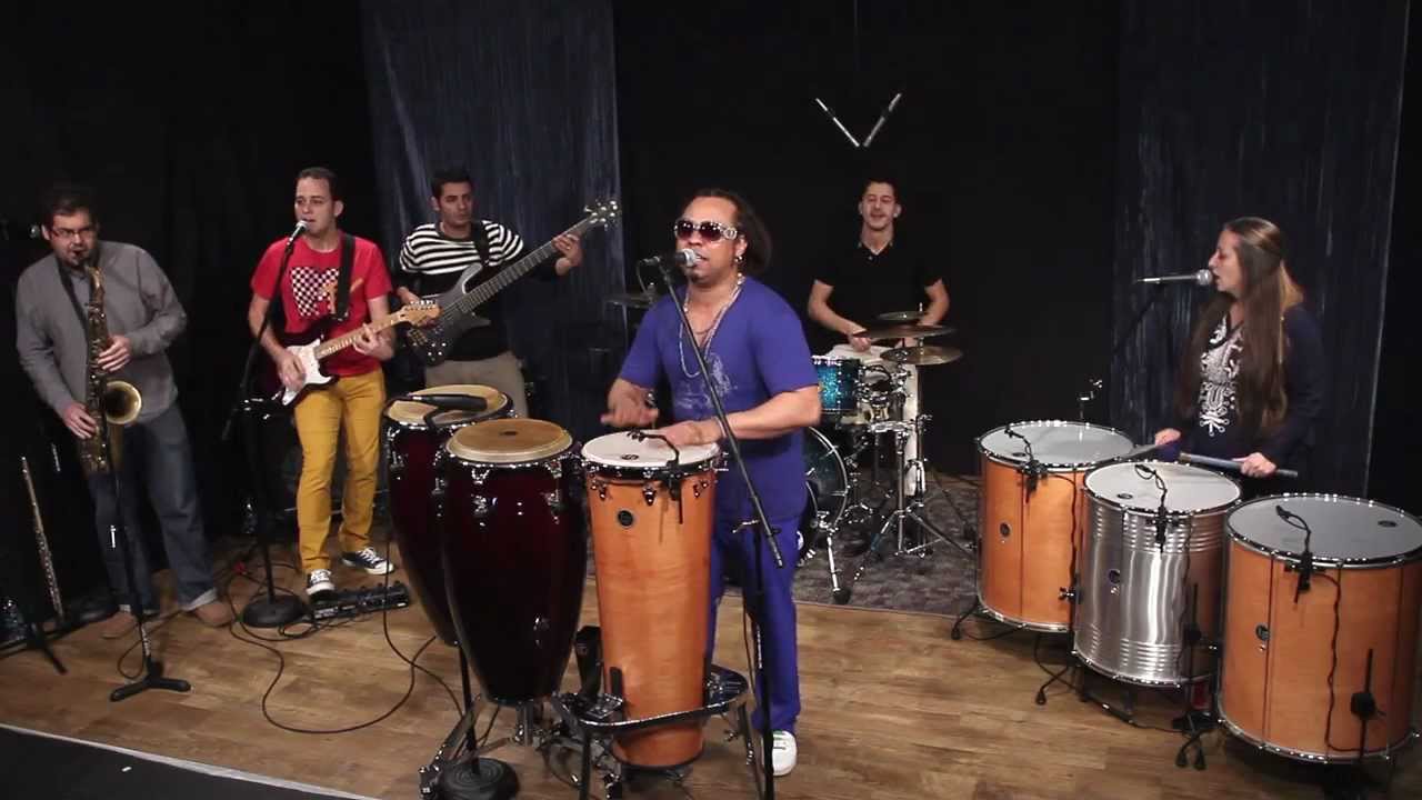 Dendȇ and Band Performs "Liga Desliga"