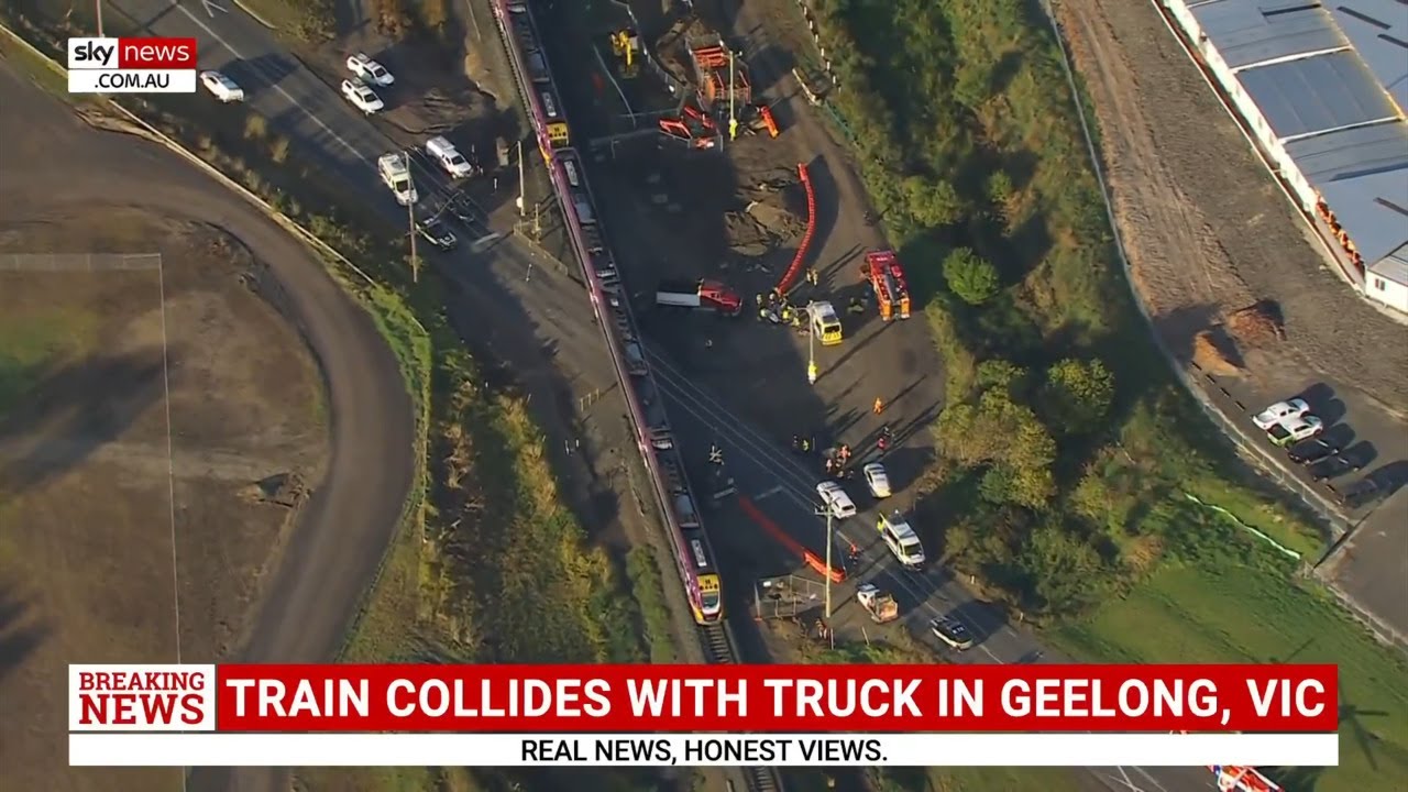 Train collides with truck in South Geelong, Victoria YouTube