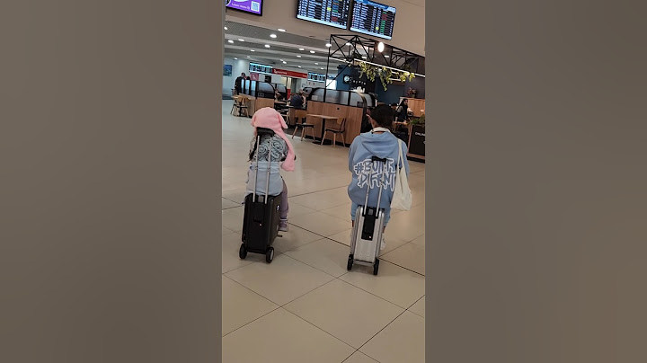Riding their smart luggage Airwheel suitcase ✌🏽