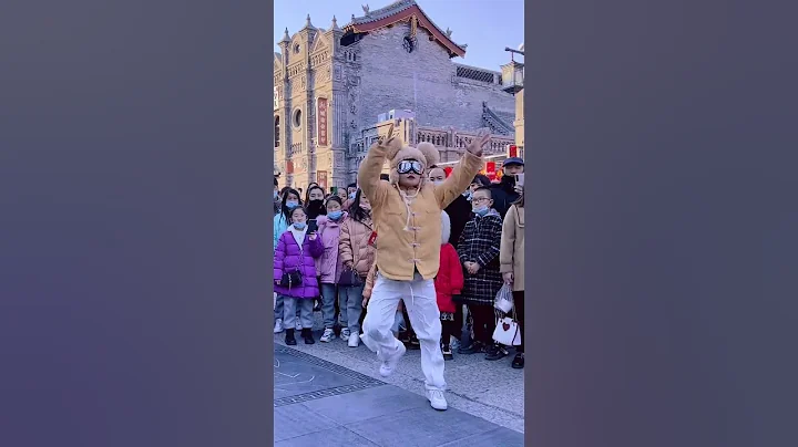 打破社恐的方式就是只要你不尷尬，尷尬的就是別人#沙雕 #社交牛逼症 #會跳舞的羽絨服 #月老掉線舞蹈 - 天天要聞