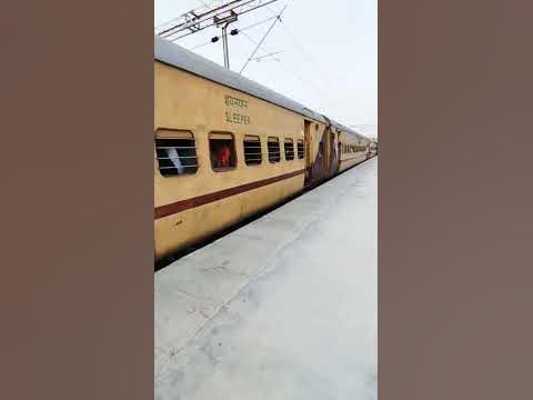 train ke dabbe ki window mein raad ko Adhik kyu Lagaya jata hai ??🤔# ...