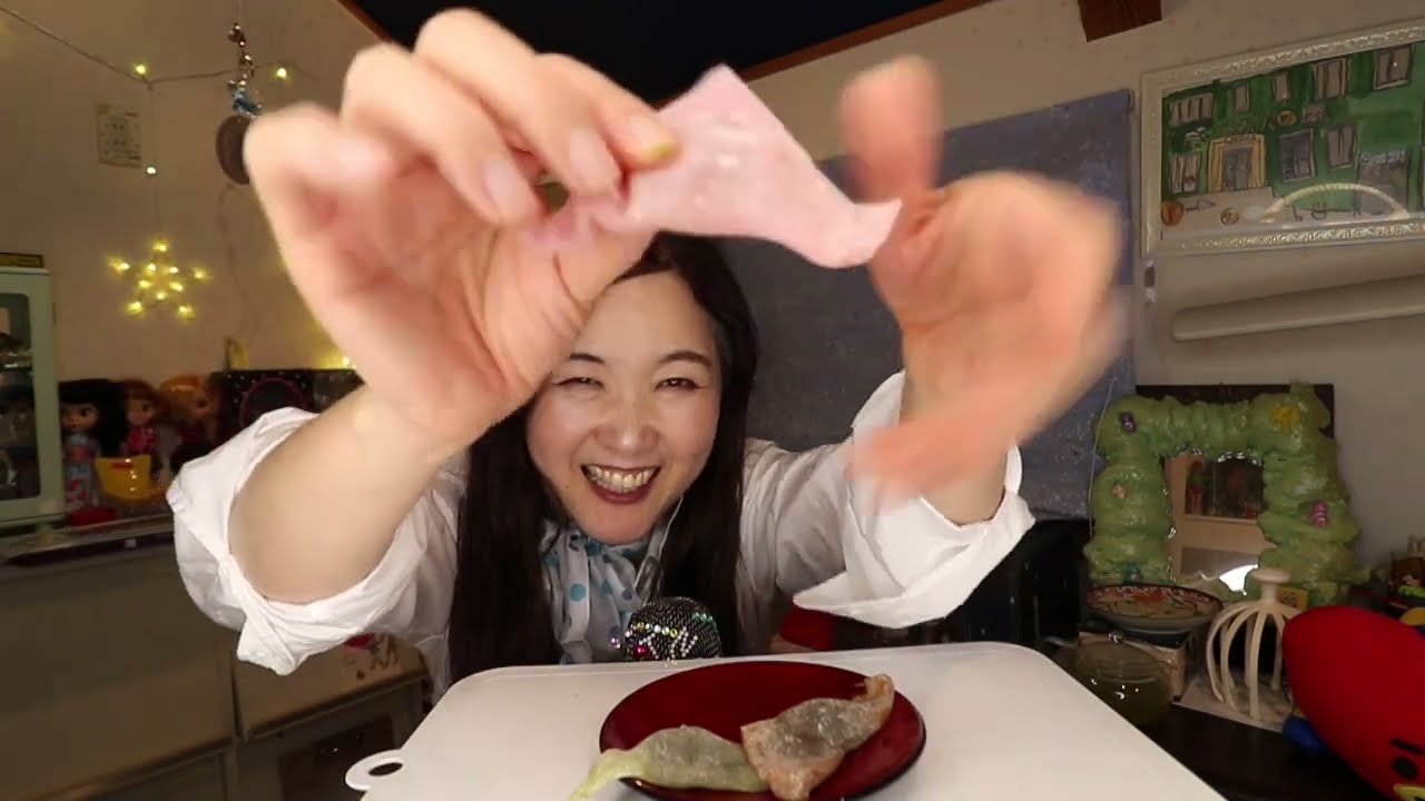 [囁き声ーASMR］京都のおみやげを食べる👄八つ橋グミ、咀嚼音/Eating Sounds Sweets in Kyoto