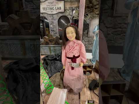 Betty Sharpe Spirit Halloween 2022 in store demo