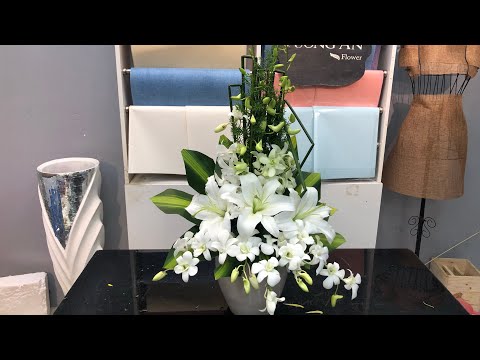 Video Cắm bình hoa lan trắng với ly trắng dâng bàn thờ thật... - youtube