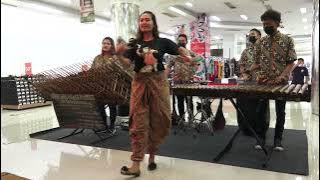 TOP TOPAN  -- COVER ANGKLUNG ARIESKA JOGJA -- GEDOENG MERAH MALIOBORO