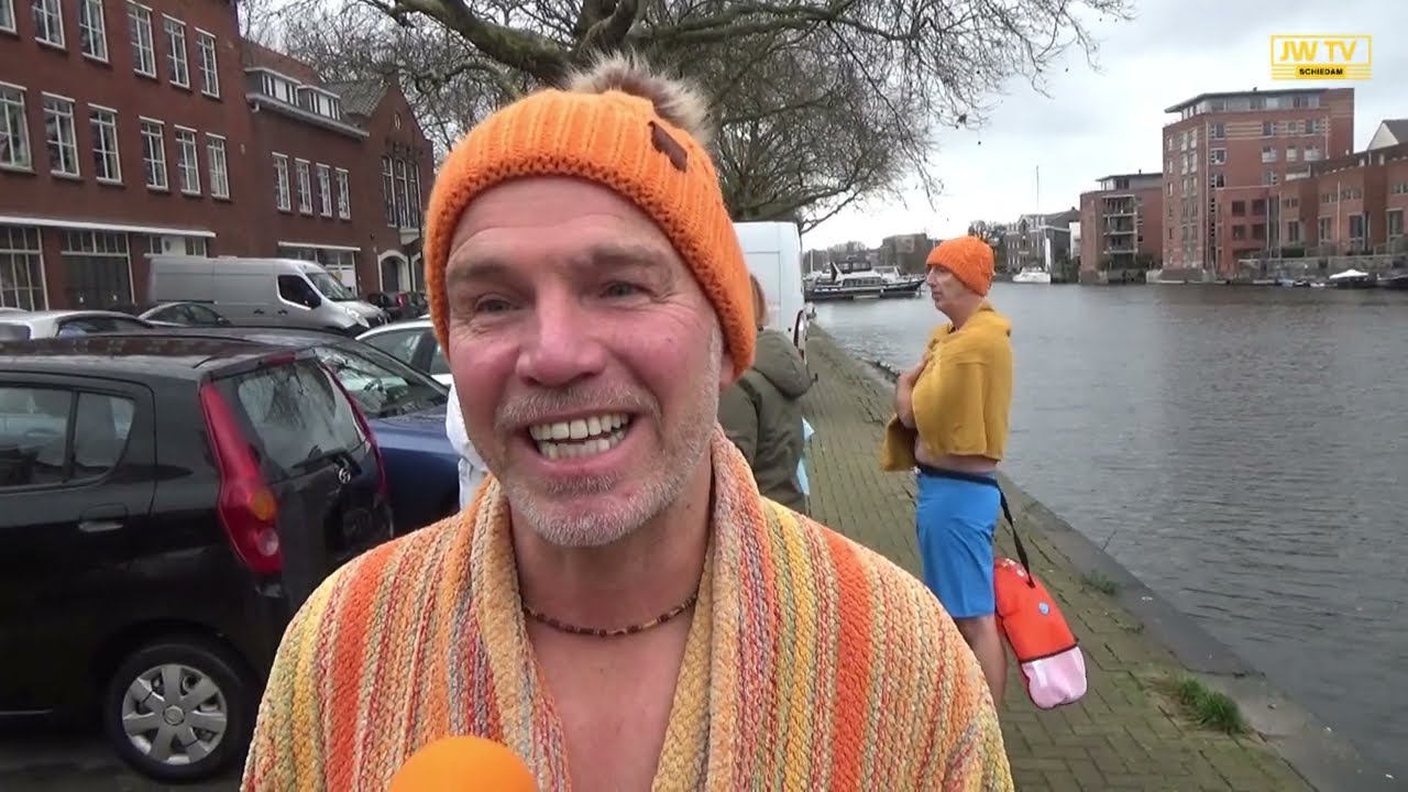 Ondanks de kou toch nieuwjaarsduik in Nieuwe Haven