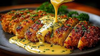 картинка: Вот как я готовлю курицу! Хрустящий куриный шницель с сырным соусом — идеальный ужин!