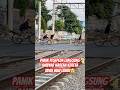 panik pesepeda langsung ambyar karena kereta udah mau lewat🫣 #kereta #videoviral