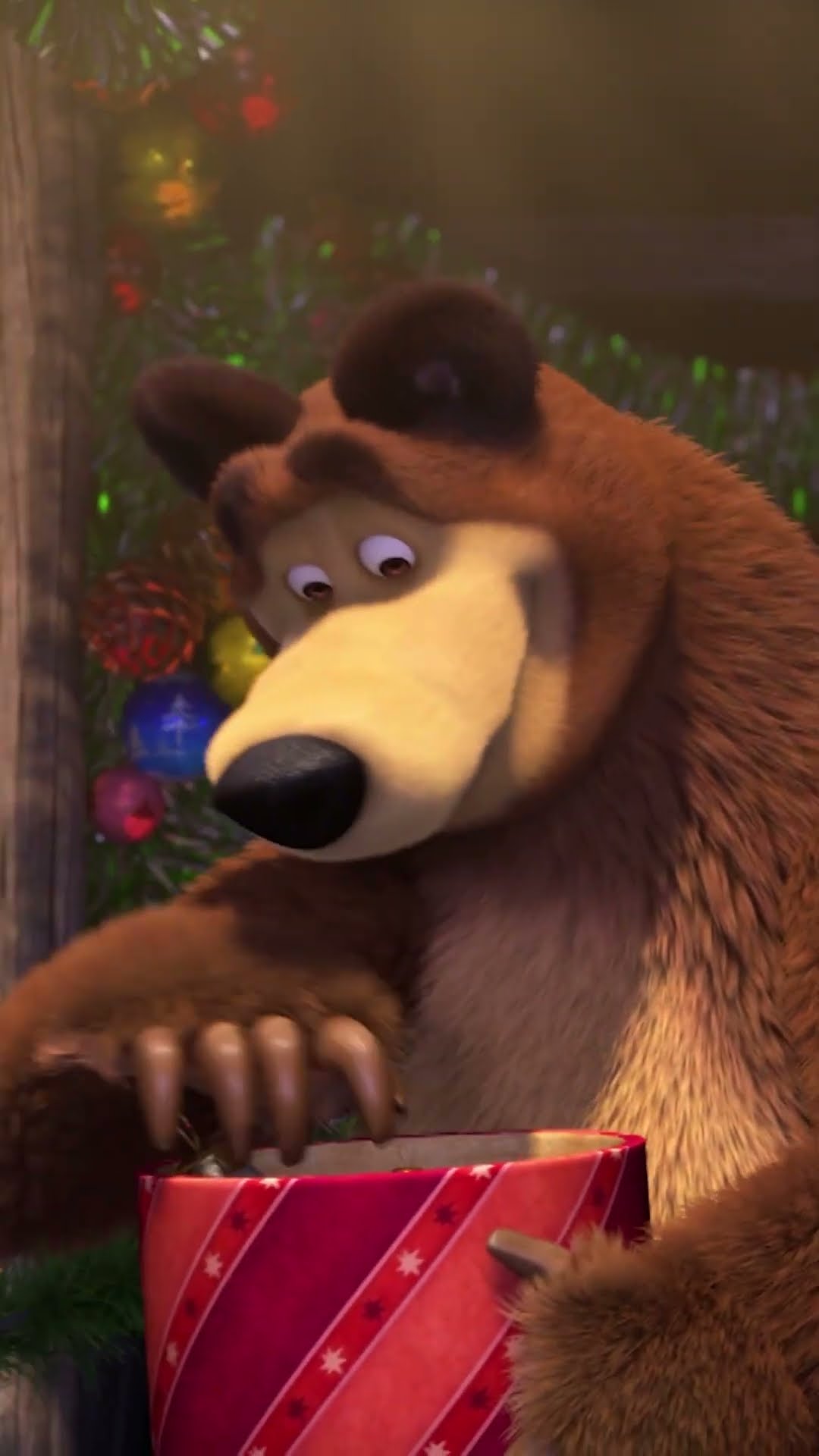 Украшаем ёлку  ? ‍? #Shorts #машаимедведь #ТанцуютВсе! #MashaandtheBear