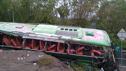 Yolcu otobüsü kaza yaptı: 13 kişi hayatını kaybetti