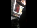 Conductora saca a empleada de McDonald's a los pelos por ventanilla (VIDEO)