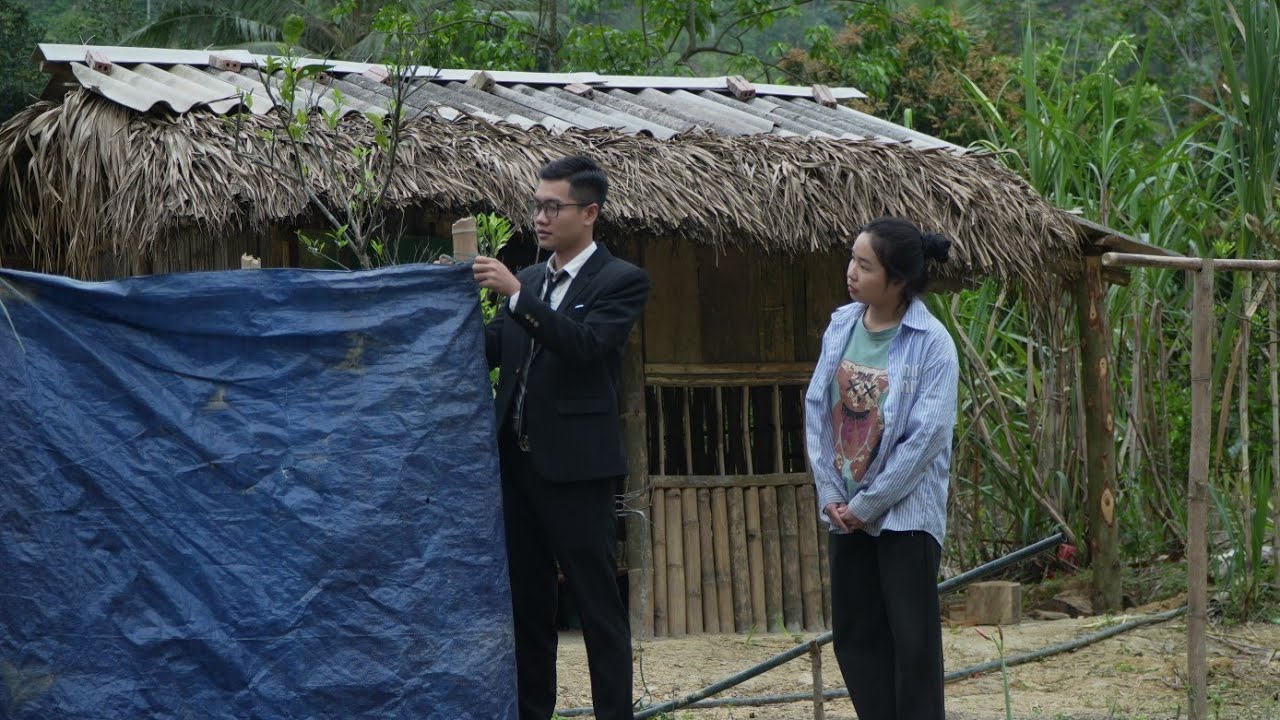 Добрый молодой мэр помогает бездомной матери-одиночке отремонтировать заброшенный дом.