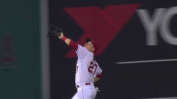 TEX@LAA: Trout races to the wall to haul in catch