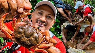 Mountain Crab Hunting in Nepal 🦀 | Catching Wild Crabs & Cooking