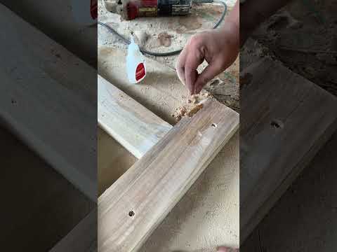 Это жидкий клей, который мы используем для мебели из тикового дерева. #woodworking #teakwood