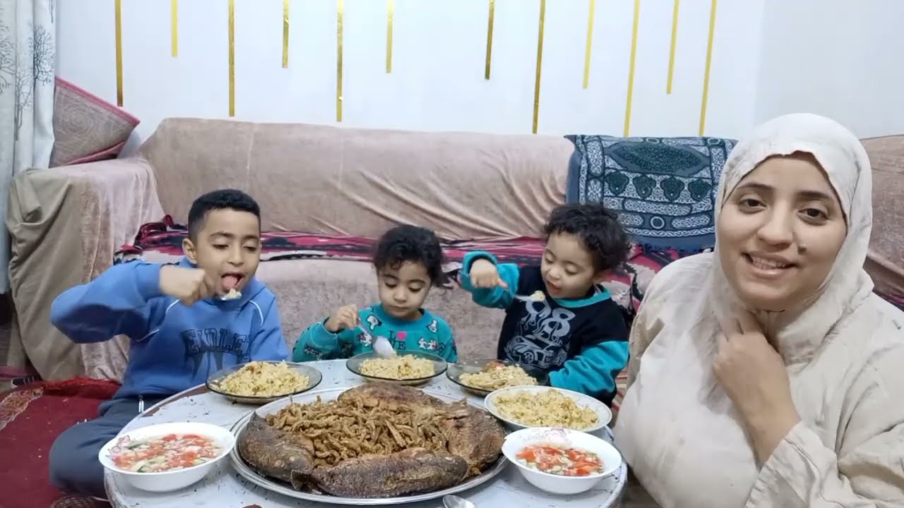 تحدي اكل على صينيه سمك جمبر بساريا مقلي وصينيه سمك بلطي وارز صياديه احمد عمل فيا مقلب طلع من عيني 😱