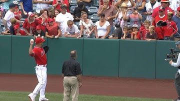 TEX@LAA: Trout has a catch with a fan in the stands