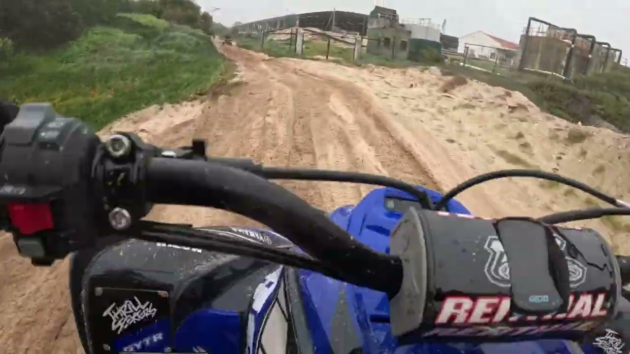 Quad nas dunas e agua